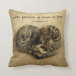 Kissen mit Katzen in Form eines Herzens