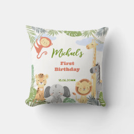 Kissen mit niedlichen Tieren werfen.