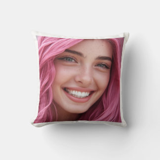 Kissen mit Portrait einer lächelnden Frau mit rosa