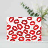 kisses lips lipstick print valentines day pattern einladung (Stehend Vorderseite)