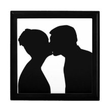 KISSING COUPLE