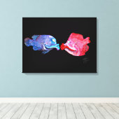 "Kissing Fish" Kunst von Mike Quinn Leinwanddruck (Insitu (Holzboden))