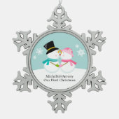 Kissing Snowmen Newlyweds Erste Weihnachten Schneeflocken Zinn-Ornament (Vorderseite)