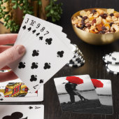 Kissing under an umbrella playing cards spielkarten (In Situ)
