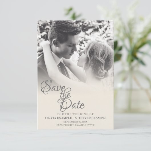 Kissing Wedding Couple in Monochrome RSVP Karte (Stehend Vorderseite)