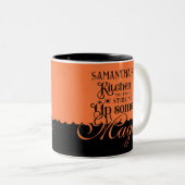 Kitchen Magic Funny Witchy Gothic Halloween-Gesche Zweifarbige Tasse (VorderseiteRechts)