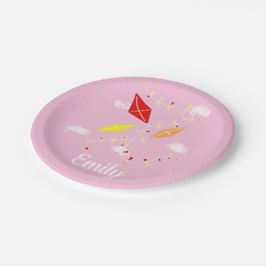 Kites in Sky Pink Girl Happy Birthday Party Pappteller (Schrägansicht)