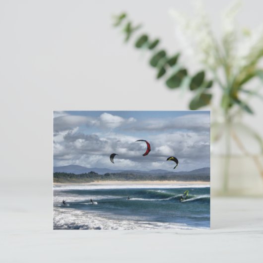 Kitesurfen am Strand Postkarte (Stehend Vorderseite)