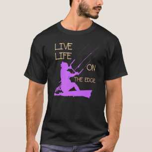 Kitesurfer reiten ein lebendiges Leben am Rande de T-Shirt