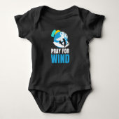 Kitesurfing Pray For Wind Kitesurfer Baby Strampler (Vorderseite)