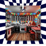 Kitsch Kitchen Weihnachten Personalisiert Ornament Aus Metall<br><div class="desc">Personalisierte Weihnachtsschmuck. Niedliche aquamarine, gemütliche Hütte Vintag Kitsch rot, schwarz und weiß Küche voll von Feriendekorationen und Weihnachtsbeleuchtung und einem bunten Kronleuchter mit Retro-Farben. Wir wünschen Ihnen ein gemütliches altmodisches Weihnachtsfest und ein glückliches Neues Jahr. Der Hintertext dieses Urlaubssornaments kann personalisiert sein, sodass Sie Ihren Namen hinzufügen können, wenn Sie...</div>