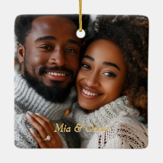 Kitschy Bell Erste Weihnacht Verlobt Keepake Niedl Keramikornament (Rückseite)