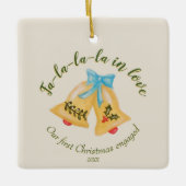 Kitschy Bell Erste Weihnacht Verlobt Keepake Niedl Keramikornament (Vorderseite)