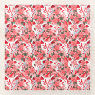 Kitsune-Masken und blühende Kamelie auf rosa Glasuntersetzer