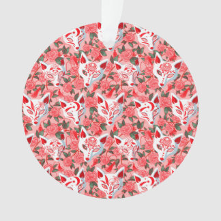 Kitsune Masken und blühende Kamelie auf rosa Ornament
