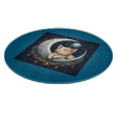 Kitten Asleep auf dem Crescent Moon Objekt Schneidebrett (Ecke)