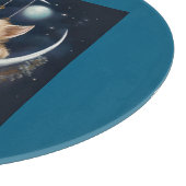 Kitten Asleep auf dem Crescent Moon Objekt Schneidebrett (Ecke)