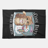 Kitten Cat und Snowman Friends Share Coffee Winter Geschirrtuch (Horizontal)