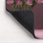 Kitten, die sich die Vase der Rose anschauen Mousepad (Ecke)