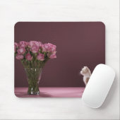 Kitten, die sich die Vase der Rose anschauen Mousepad (Mit Mouse)