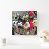 Kitten in a Basket Quadratische Wanduhr (Zuhause)