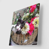 Kitten in a Basket Quadratische Wanduhr (Winkel)