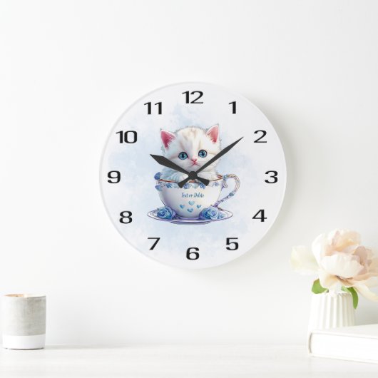 Kitten in Cup Blue Blumen Wall Clock Große Wanduhr (Zuhause)