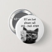 Kitten in einer Maske, Kontakt für Kinder Button (Vorne & Hinten)