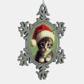 Kitten in einer Weihnachtsmannmütze Schneeflocke G Schneeflocken Zinn-Ornament (Links)