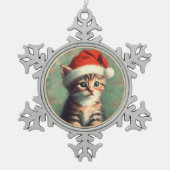 Kitten in einer Weihnachtsmannmütze Schneeflocke G Schneeflocken Zinn-Ornament (Vorderseite)