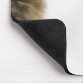 Kitten mit Blick auf den Schwanz seiner Mutter Mousepad (Ecke)