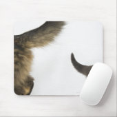 Kitten mit Blick auf den Schwanz seiner Mutter Mousepad (Mit Mouse)