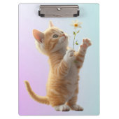 Kitten mit Blume Klemmbrett (Vorderseite)