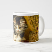 Kitten mit Farbe und Pinsel Jumbo-Tasse (Vorderseite Rechts)