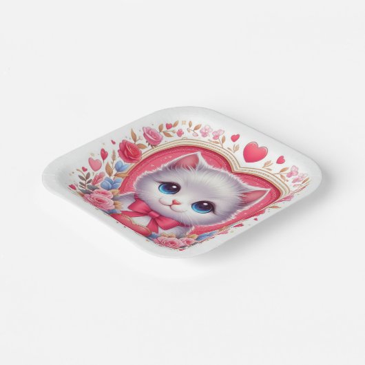 Kitten mit Red Bow mit romantischen Blumenherzen Pappteller (Gewinkelt)