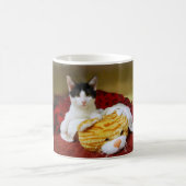 Kitten mit Toy Tiger Tasse (Mittel)