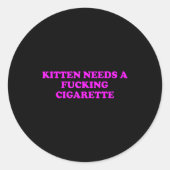 Kitten Needs A Foring Cigarette Funny Cat Meme Wom Runder Aufkleber (Vorderseite)