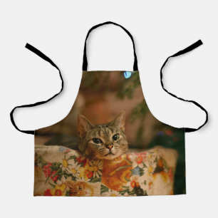 Kitten peeking hinter dem Christmas tree Schürze