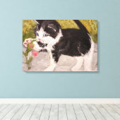 Kitten Playing mit rosa Blume Leinwanddruck (Insitu (Holzboden))