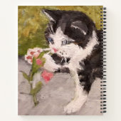 Kitten Playing mit rosa Blume Notizblock (Rückseite)