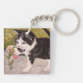 Kitten Playing mit rosa Blume Schlüsselanhänger (Rückseite)