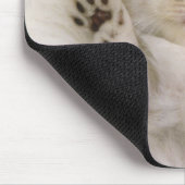 Kitten Schlafen auf einem weißen Teppichboden, hoc Mousepad (Ecke)