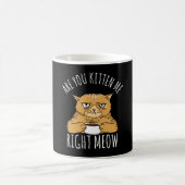 Kitten Sie mich in der Mitte? Kaffeetasse (Mittel)