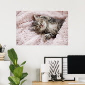 Kitten Sleeping on Towel Poster (Heimbüro)