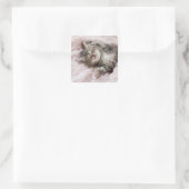 Kitten Sleeping on Towel Quadratischer Aufkleber (Tasche)