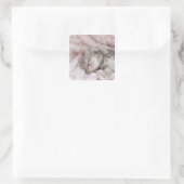 Kitten Sleeping on Towel Quadratischer Aufkleber (Tasche)