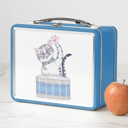 Kitten spielt eine Trommel Metall Brotdose (Beispiel)