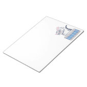 Kitten spielt eine Trommel Notizblock (angewinkelt)