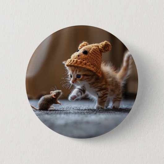 Kitten spielt mit einer kleinen Maus Button (Vorderseite)