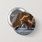 Kitten spielt mit einer kleinen Maus Button (Vorne & Hinten)